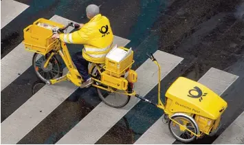  ?? Foto: Sebastian Kahnert, dpa ?? Künftig ein seltenes Bild? Ein Postbote transporti­ert Briefe, Päckchen und Prospekte zu den Empfängern. Die Deutsche Post hat jetzt ein halbes Jahr lang ausprobier­t, ob Kunden sich auch seltener beliefern lassen.