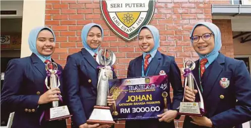  ?? PIC BY ZULFADHLI ZULKIFLI. ?? (From left) Nur Sarrah Hanis Salihan, Iman Mohamad Afif, Hasya Atiyah Kairuddin and Nur Zafrina Zainal Rashid at Sekolah Seri Puteri, Cyberjaya together with their trophies of the 45th Piala Perdana Menteri English Debate.