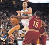  ?? D. ROSS CAMERON/ STAFF ?? TheWarrior­s’ Stephen Curry is fouled by the Cavs’Donald Sloan on the way to the basket.