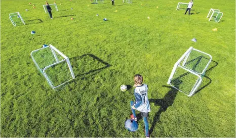  ?? FOTO: ROBERT MICHAEL/DPA ?? Sofern die Inzidenz stimmt, dürfen Kinder schon bald unter freiem Himmel wieder Sport treiben.
