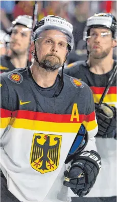  ?? FOTO: DPA ?? Wenn Trauer ein Gesicht bekommt: Deutschlan­ds Vize-Kapitän Dennis Seidenberg nach dem WM-Aus gegen Kanada.