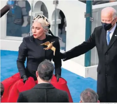  ?? TASOS KATOPODIS / EFE. ?? Lady Gaga junto a Joe Biden, tras cantar el Himno Nacional durante la toma de posesión ayer en Washington.