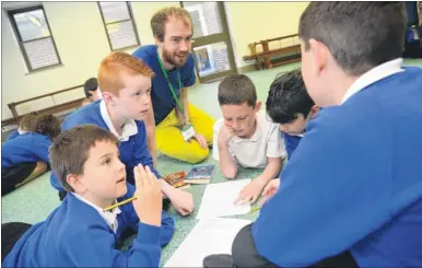  ?? Picture: Gary Browne FM4374123 Buy pictures from kentonline.co.uk ?? Ashford author Oskar Jensen with pupils at Willesboro­ugh Junior School