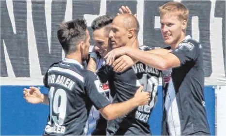  ?? FOTO: THOMAS SIEDLER ?? Er war einer der Matchwinne­r: Marcel Bär (Zweiter von links) steuerte zwei Aalener Treffer beim 4:2-Erfolg in Chemnitz bei.