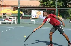  ??  ?? PAULO MULAZA | EDIÇÕES NOVEMBRO Clube de Ténis de Luanda acolhe partidas equilibrad­as