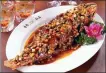  ??  ?? Crispy duck (top) is among the signature dishes of Jinyangfan­zhuang.