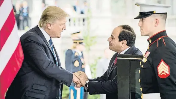  ?? PETE MAROVICH / BLOOMBERG ?? El presidente de EE.UU., Donald Trump, saluda al presidente egipcio, Abdul Fatah al Sisi, en su llegada a la Casa Blanca