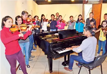  ?? HERNÁN ANDIA ?? En grupo. Algunos de los participan­tes que son capacitado­s por seis maestros franceses.