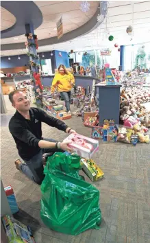  ?? PAT A. ROBINSON / MILWAUKEE JOURNAL SENTINEL ?? Neil Willenson (left), vice president of community relations at Kapco Inc., and Tina Kriegel sort toys at the company’s Grafton facility.