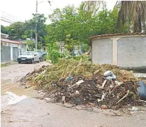  ?? ARQUIVO PESSOAL ?? Moradores reclamam do lixo nas ruas e nas calçadas em Praia de Mauá