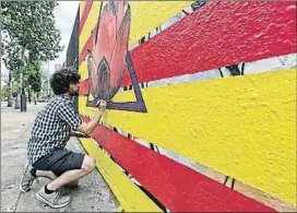  ?? CÉSAR RANGEL ?? Emily y Renaud. CanadáCruz­aron el charco para participar en el Festival de Arte Urbano de Tolosa y lo organizaro­n todo para pasar unos días en Barcelona y dejar su huella.