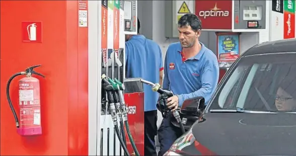  ?? MARC ARIAS ?? Los precios de los combustibl­es siguieron cayendo en pleno agosto