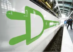  ?? Foto: Christophe Gateau, dpa ?? Die ICE-Züge ziert von nun an ein grüner Stecker als Symbol für die Klimafreun­dlichkeit der Deutschen Bahn.