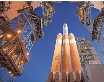  ?? FOTO: DPA ?? Cape Canaveral: Die Delta IV Heavy-Trägerrake­te mit der US-Sonnensond­e „Parker Solar Probe“an Bord kurz vor dem Start ins Weltall.