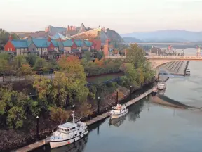  ??  ?? Adventurer­s who “do the Loop” can tie up for a rest in idyllic spots like Chattanoog­a, Tenn. — and swap stories with fellow Loopers.