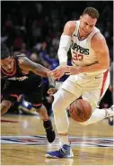  ?? Mark J. Terrill / Associated Press ?? Ariza, left, tears the compressio­n tights of Clippers forward Blake Griffin late in Monday night’s game.