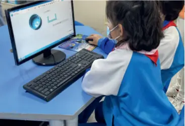  ??  ?? Students learn 3D printing techniques at the Lu Xun Primary School in Awat County, Aksu Prefecture in Xinjiang Uygur Autonomous Region, on April 20