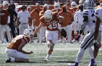  ?? ERIC GAY – THE ASSOCIATED PRESS ?? Bert Auburn of Texas kicks what turns out to be the winning field goal in overtime against Kansas State on Saturday.