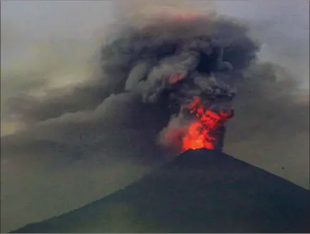  ??  ?? RAKA DENNY/JAWA POS DAHSYAT: Gunung Agung yang dipotret tadi malam. Asap vulkanik terlihat berwarna merah karena lava pijar yang dimuntahka­n.