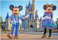  ??  ?? EFE
Fotografía de Disney donde aparecen Micky Mouse y Minie Mouse mientras posan frente al castillo de Cenicienta.