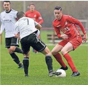  ?? FOTO: THORSTEN LINDEKAMP ?? Schon zwölf Saisontore hat Alexander Siepen (rechts) für Fortuna Millingen erzielt. Im Derby gegen Westfalia Anholt sorgte der Angreifer für den 2:2-Endstand.