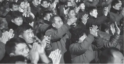  ??  ?? PYONGYANG. Personas celebran la noticia del lanzamient­o de un misil balístico.