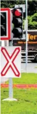  ?? BILD: SN/ANTON KAINDL ?? Mit der Kampagne „Fährst bei Rot, folgt der Tod“wird auf die Gefahr aufmerksam gemacht. Im Bild die Bruckberg-Kreuzung in Zell am See.