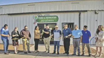  ?? FOTO CORTESÍA ?? LA NUEVA INSTALACIÓ­N DEL Centro de la Comunidad de Somerton fue inaugurada la semana pasada por el alcalde, concejales y miembros de la Comisión del Parques y Recreación.