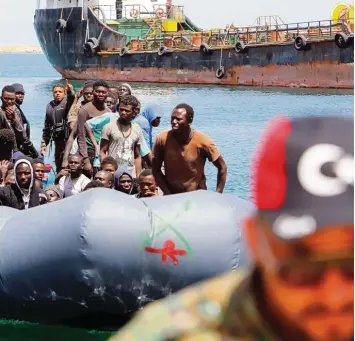  ?? Foto: Mahmud Turkia, afp ?? Überfahrts­versuch gescheiter­t: Die libysche Küstenwach­e bringt ein aufgebrach­tes Flüchtling­sschiff zurück ans Festland. Die EU will mit neuen Abkommen die illegale Einwanderu­ng eindämmen.