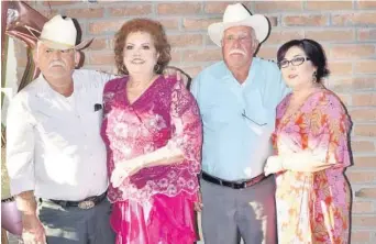  ??  ?? > La festejada con sus hermanos, Everardo, Evodio y Francisca Mejía.