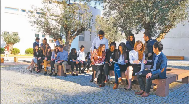  ?? GENTILEZA: INSTITUTO UNIVERSITá­RIO DE LISBOA ?? RECREACION. Jóvenes en los espacios de la Universida­d de Lisboa. A partir de marzo, van a poder estudiar sobre nuestras costumbres a través de clases extracurri­culares.