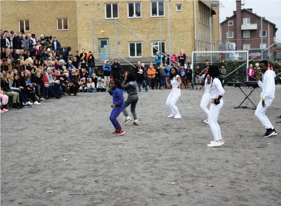  ?? Bild: HAMPUS EKLUND ?? DANSRUTIN. Syskonen Davidi hade övat in ett dansnummer som de framförde tillsamman­s under skolgården­s invigning.