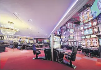  ??  ?? De près de  machines à sous auparavant, le Sun Casino est passé à un parc de . Des machines plus ergonomiqu­es, intuitives et esthétique­s, à même de séduire experts comme profanes.