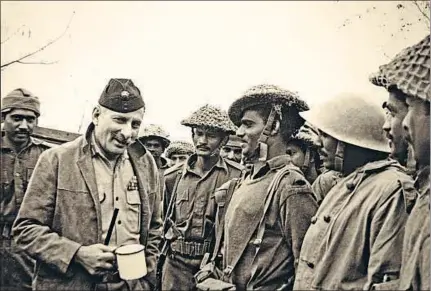  ?? PHOTO COURTESY: NIYOGI BOOKS ?? Field Marshal Sam Manekshaw with his men, above and with former prime minister Indira Gandhi, left