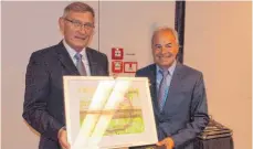  ?? FOTO: WOLFGANG WUCHNER ?? Oberbürger­meister Michael Beck zeichnet Rolf Brohammer mit dem Sportpreis der Stadt aus.
