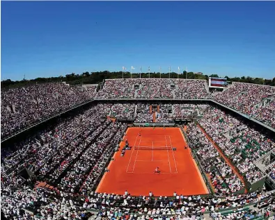  ??  ?? Roland Garros will not look like this but there will be some spectators.