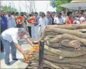  ?? HT PHOTO ?? District magistrate Ajay Deep Singh paying tribute to the deceased IAS officer Anurag Tiwari who was cremated at Trimuhani ghat, Bahraich on Thursday.