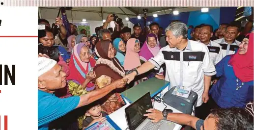  ?? PIX BY GHAZALI KORI ?? Deputy Prime Minister Datuk Seri Dr Ahmad Zahid Hamidi greeting people at Ekspo Terengganu 2018 in Gong Badak yesterday. With him are his wife, Datin Seri Hamidah Khamis (right), and Terengganu Menteri Besar Datuk Seri Ahmad Razif Abdul Rahman (second...