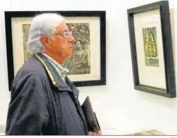  ?? D.A. ?? Carlos Pérez Siquier observando la obra de Federico Castellón en la galería.