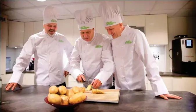  ?? Foto: kjartan bjelland ?? Dette er den foreløpige arbeidssto­kken i Den lille chipsfabri­kken. Styreleder Terje Marcussen med driftssjef Frode Birkenes (t.v.) og daglig leder Vetle Misje.