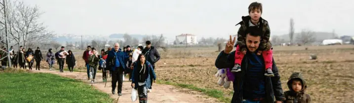  ?? Foto: Ergin Yildiz, dpa ?? Syrische Flüchtling­e setzten sich in Richtung der türkisch-griechisch­en Grenze in Bewegung. Griechenla­nd reagierte und schloss den Grenzüberg­ang bei Kastanies/Pazarkule, nachdem sich dort Hunderte Migranten versammelt hatten.