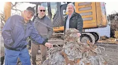  ?? FOTO: SIMONA MEIER ?? Anwohner Werner Baum (v.l.) sowie Heinz-Leo Schuth und Wolfgang Vergölts von den Werstener Jonges mit dem gefundenen Motor.