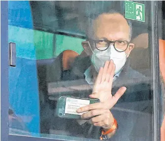  ?? REUTERS ?? Peter Ben Embarek, a member of the World Health Organizati­on team tasked with investigat­ing the origins of the coronaviru­s pandemic, waves from a bus while leaving Wuhan Tianhe Internatio­nal Airport in China on Thursday.