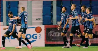  ??  ?? Match winner Josè Luis Palomino, 30 anni, festeggia, “inseguito” dai compagni, il gol del 3-2 alla Lazio