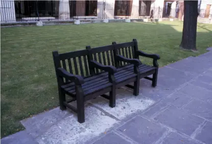  ??  ?? 5 “Seats, London”: Londra’da kolçaklı bank tasarımı (©Nils Norman - dismalgard­en.com #dismalgard­en). 5