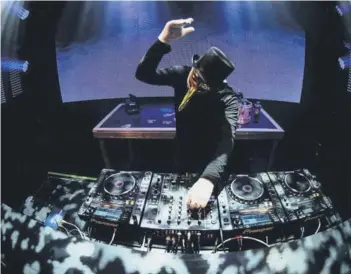  ??  ?? ► El DJ alemán Claptone regresa a Chile.