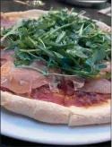  ?? YVONNE TURGEON/Special to Okanagan Newspaper
Group ?? Pizza topped with arugula, hand-sliced