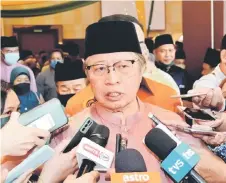  ?? — Photo by ?? Abang Johari speaks to reporters at the Roystein Emmor
Aidilfitri gathering.