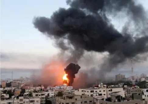  ?? Foto: Ibraheem Abu Mustafa,R euters / NTB ?? Mange palestiner­e har levd med restriksjo­ner hele livet sitt, skriver Zaineb Abdulsatar.