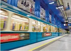  ?? Symbolfoto: Alexander Heinl, dpa ?? Die Bahn fuhr schon ein, da schubste eine Frau einen fremden Mann in einem Münch ner U Bahnhof auf die Gleise.